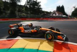 Oscar Piastri resiste la presión de Norris y conquista el Gran Premio de Bélgica bajo la lluvia
